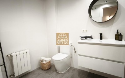 Beautiful, fully refurbished apartment with spacious terraces.